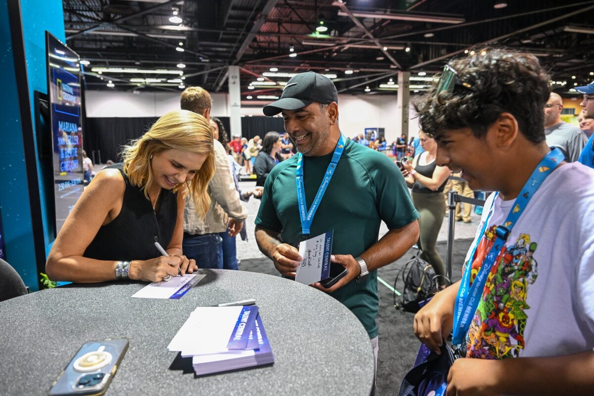 Mariana signing autographs at D23